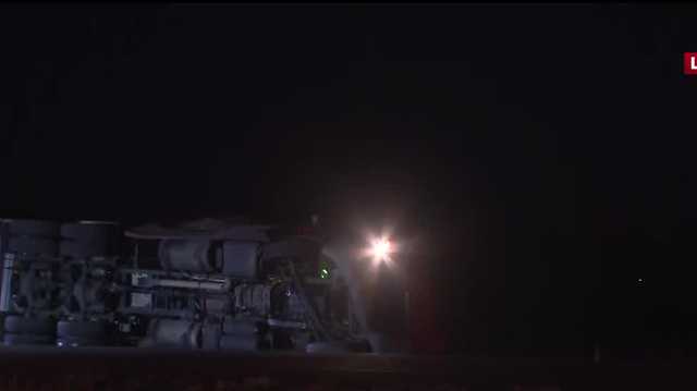 Overturned semi-truck causes closure of Interstate 40 near Edgewood - Vimarsana News