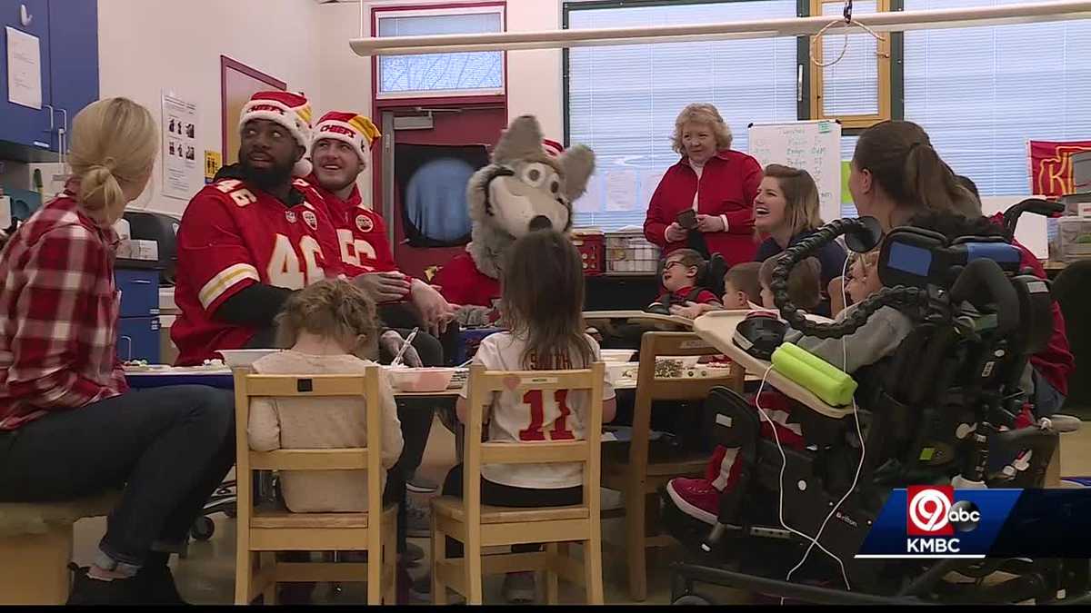 Chiefs rookies spread holiday cheer at Children's Campus Center