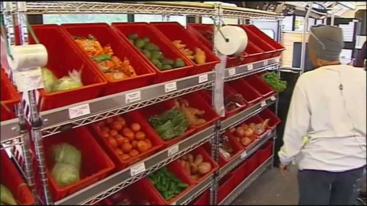Mobile market brings fresh produce to KC's 'food desert'