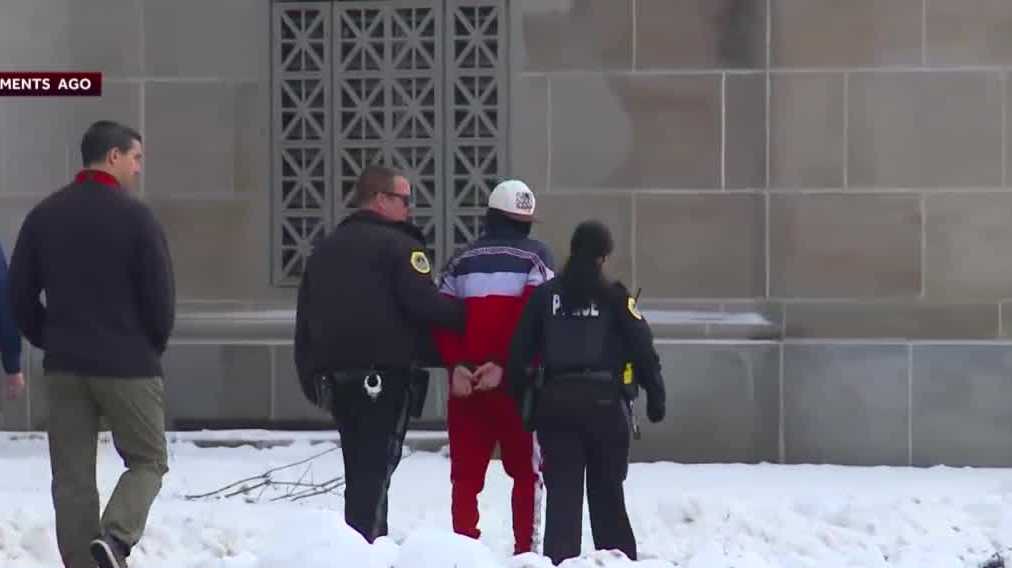 Police: Student found with a gun at Des Moines school arrested