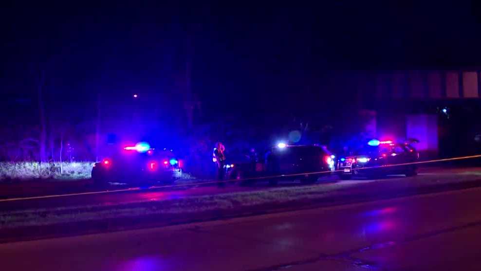 Driver killed in crash into train bridge in Milwaukee - WISN