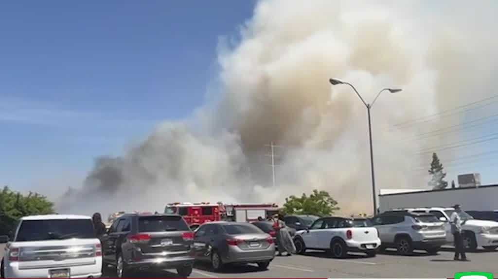 Sacramento grass fire destroys nearly a dozen vehicles