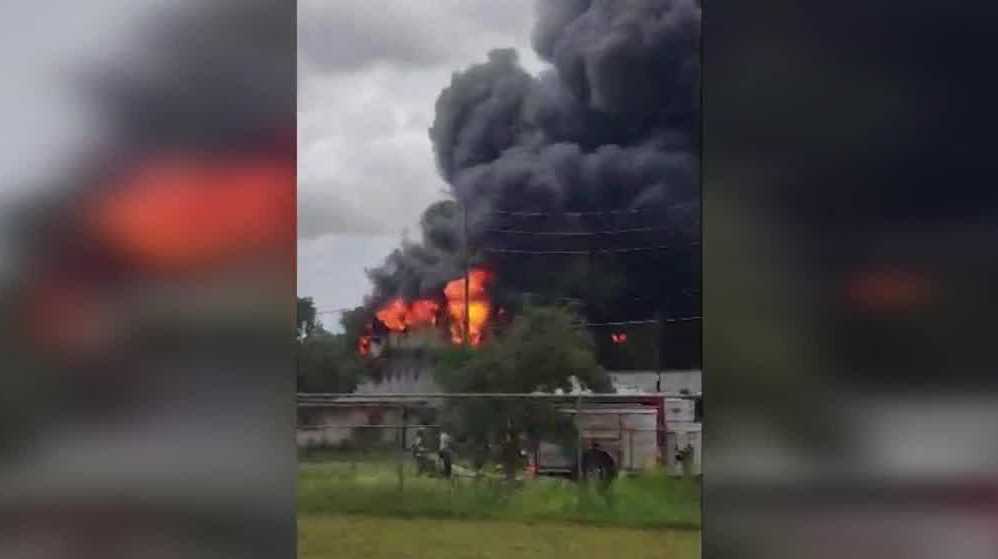 Flames engulf auto repair shop in Apopka, officials say