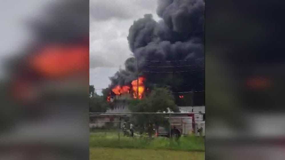 Flames engulf auto repair shop in Apopka, officials say