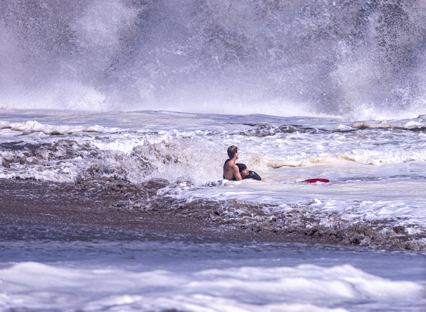 10-year-old doesn't remember dramatic rescue by lifeguard from pounding California surf
