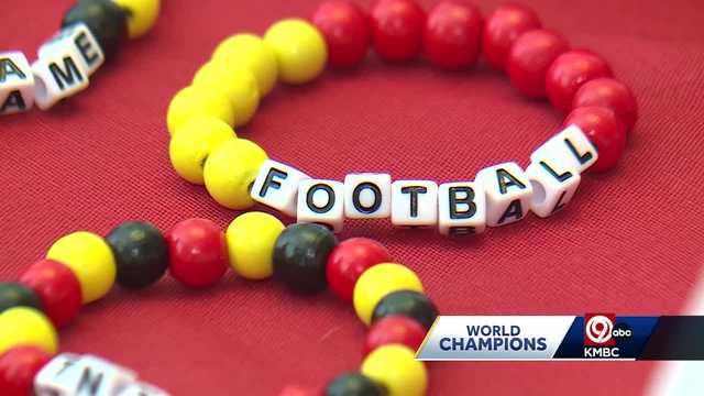 Overland Park family making Chiefs-themed friendship bracelets - Vimarsana News