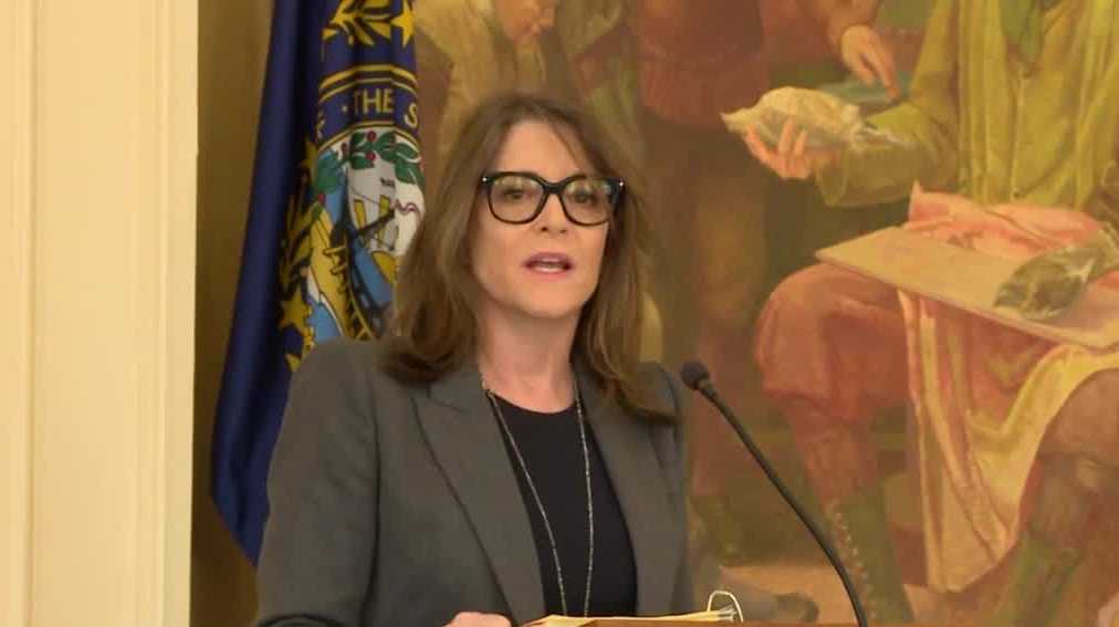 Marianne Williamson speaks to New Hampshire state senators