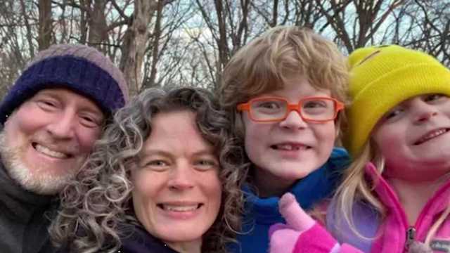 Iowa woman recounts moment man killed three family members at campground - Vimarsana News