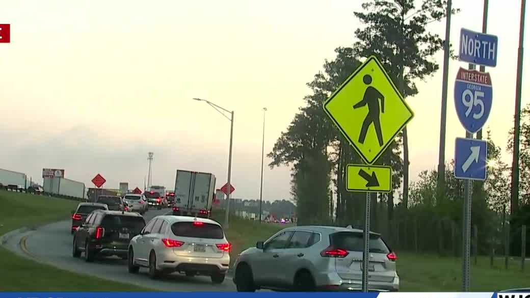 I-95 traffic brought to a standstill after multi-vehicle wreck