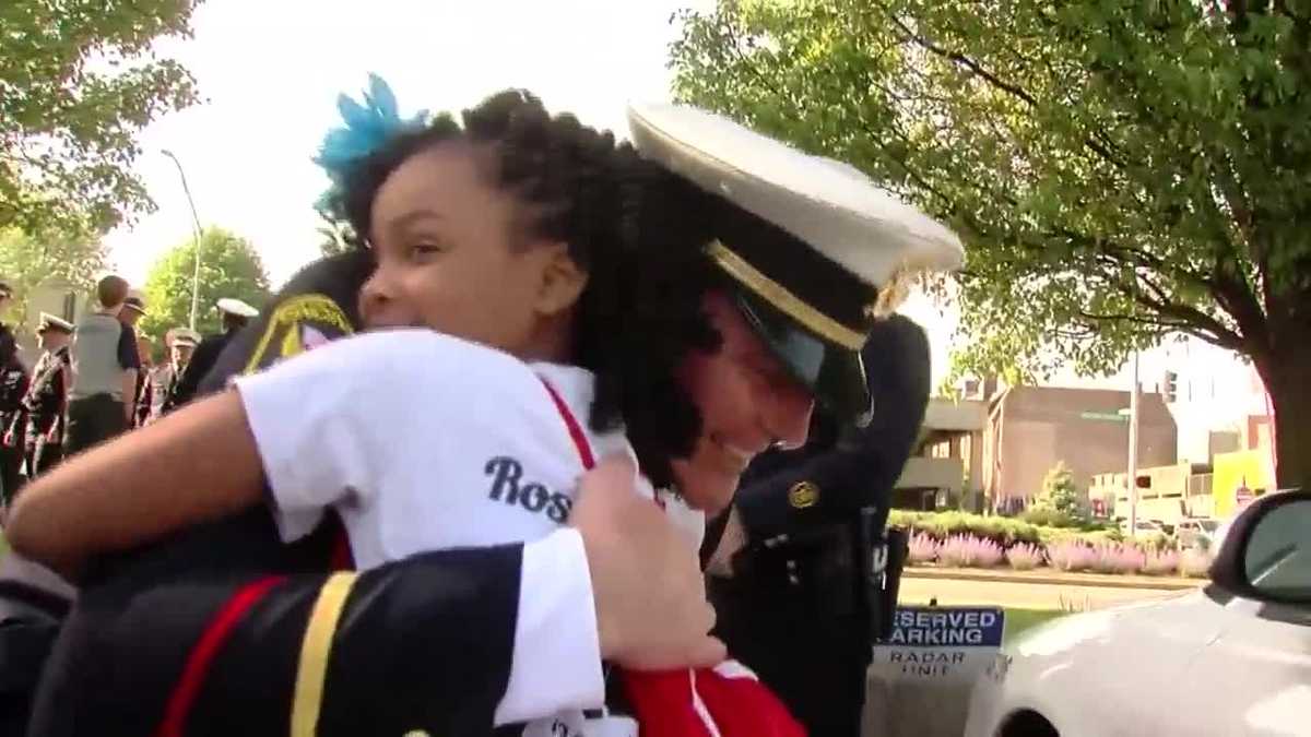 8 Year Old Girl On A Mission To Hug Police Officers All Across The U S 8 Year Old Girl On A Mission To Hug Police Officers All Across The U S