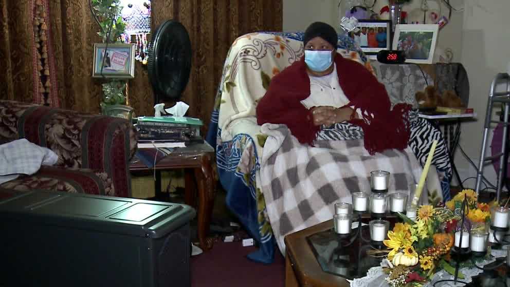 WATCH: Officers step in to buy and set up a heater for woman who had no heat - Vimarsana News