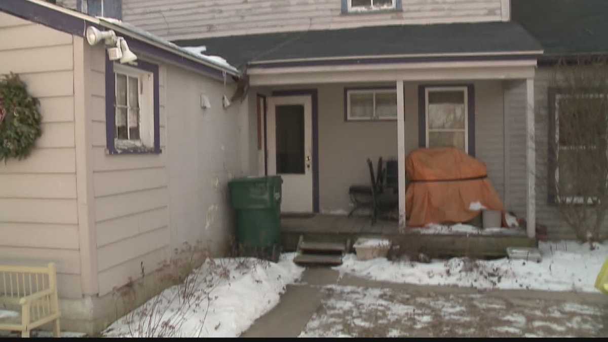 Deputies issuing eviction notice uncover weapons stash