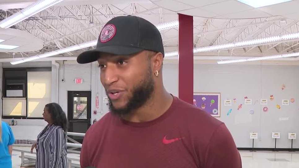 New Orleans Saints safety Justin Reid teaches students CPR