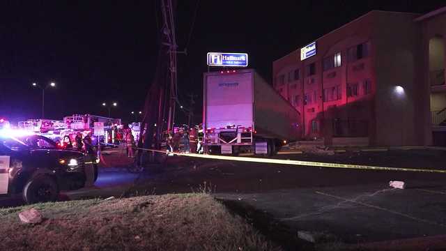 18-wheeler crashes into hotel pool in Texas, three people injured - Vimarsana News