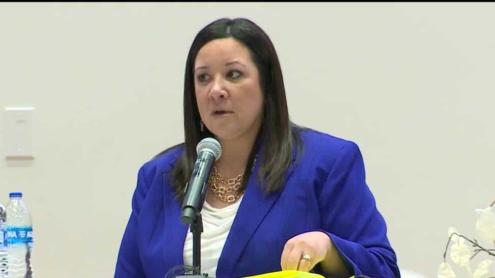 APS Superintendent candidates questioned by community