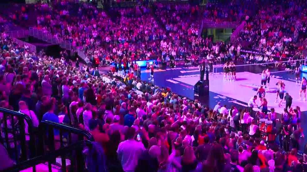 Thousands attend first pro volleyball match in Omaha
