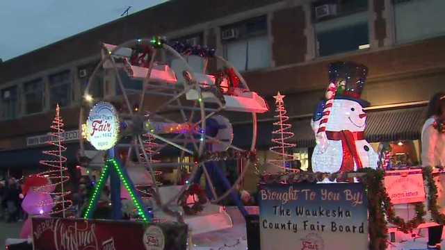 Waukesha hosts 60th annual Christmas parade, honors 2021 attack victims - Vimarsana News