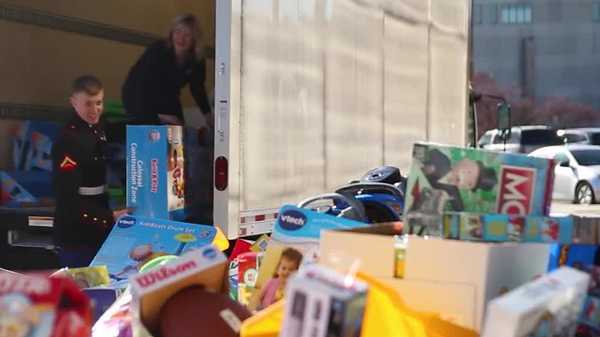 here's how you can donate to 2023 des moines toys for tots campaign