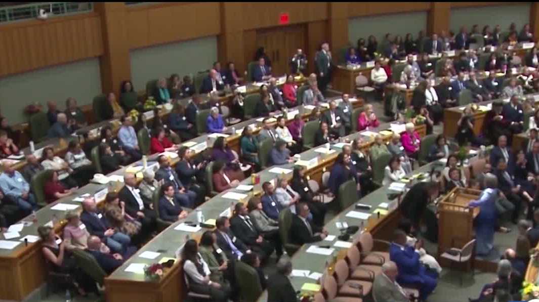 New Mexico voters to decide amendments on vetoes, school bonds and legislative pay