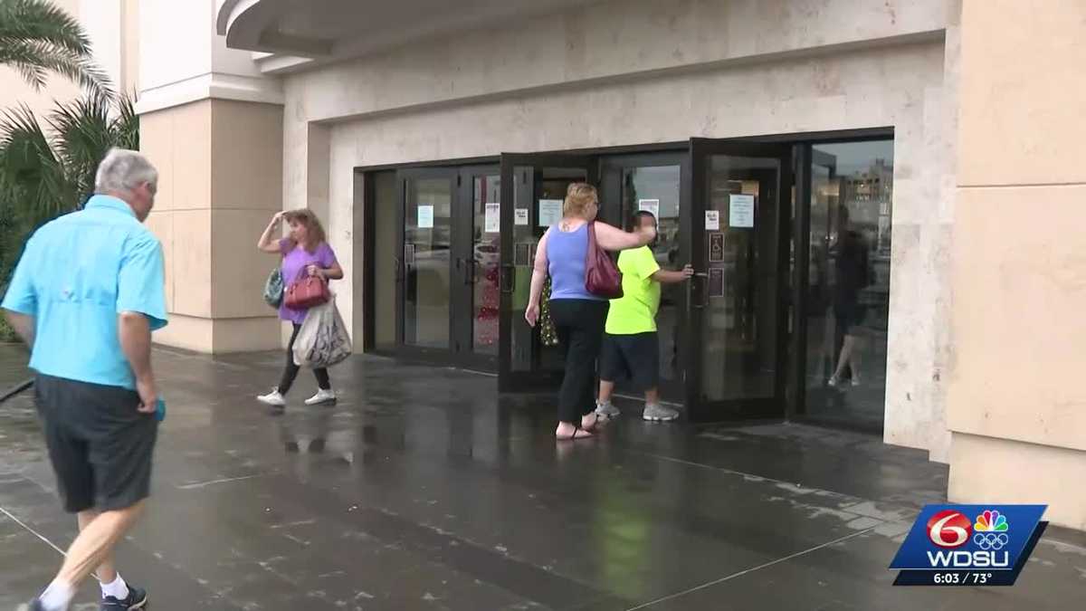 Shoppers rush to store to snag holiday deals, make returns