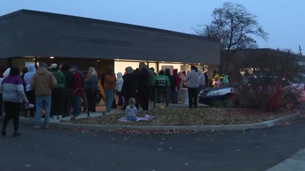 Thanksgiving giveaway draws hundreds in Des Moines amid high demand