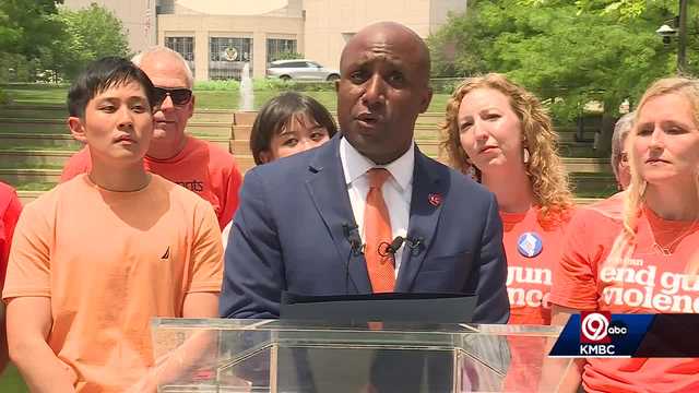 KC Mayor Quinton Lucas signs gun violence proclamation - Vimarsana News