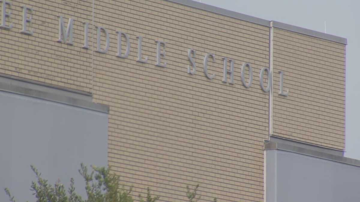 Robert E. Lee Middle School removes logo from building
