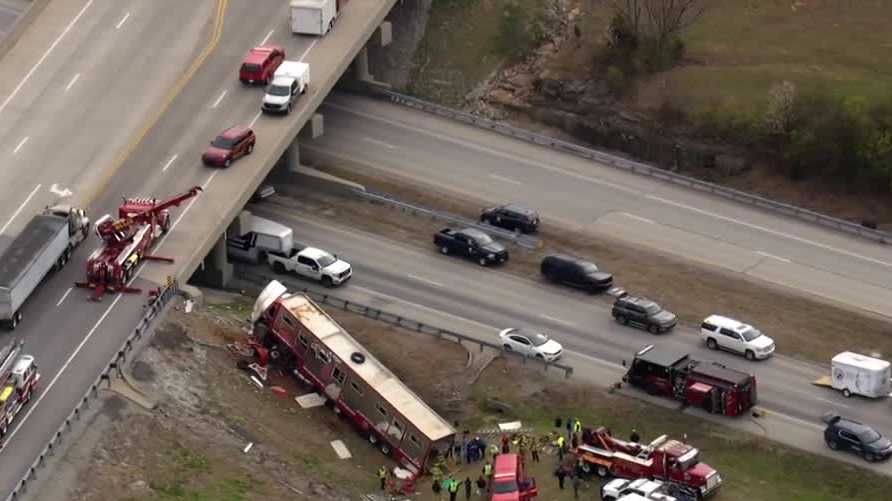Trailer hauling horses crashes in Kentucky - Vimarsana News