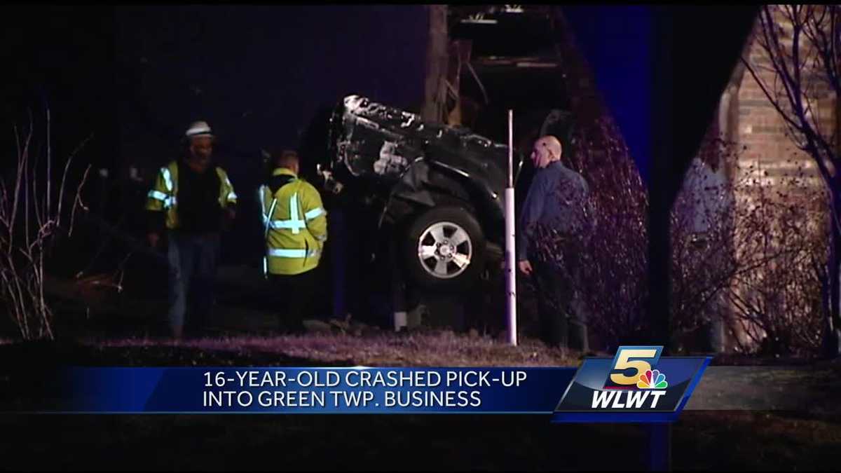 Car strikes Parkway Cleaners in Green Township