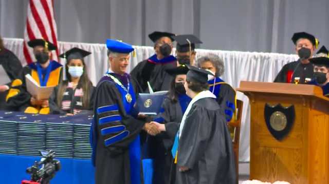 Drake University in Des Moines hosts commencement with masks after COVID-19 spike - Vimarsana News