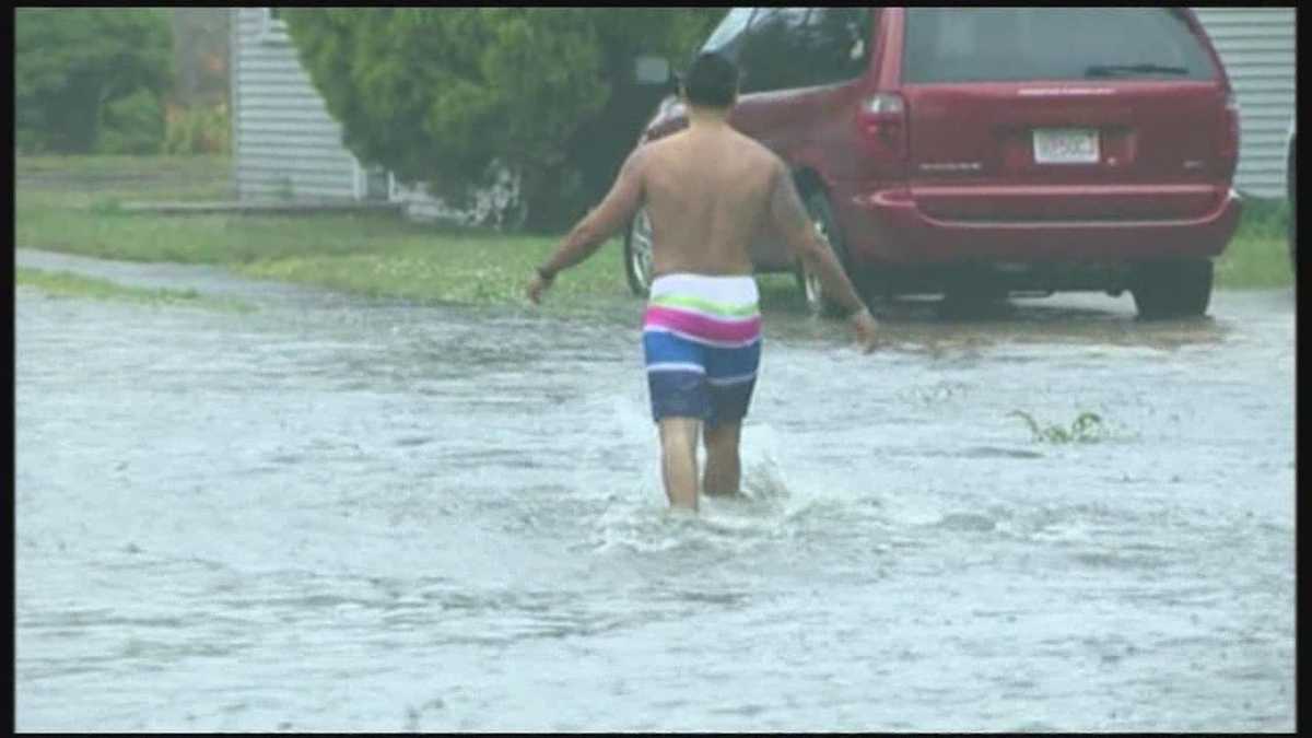 Good Samaritan helps rescue drivers stuck in flash flooding