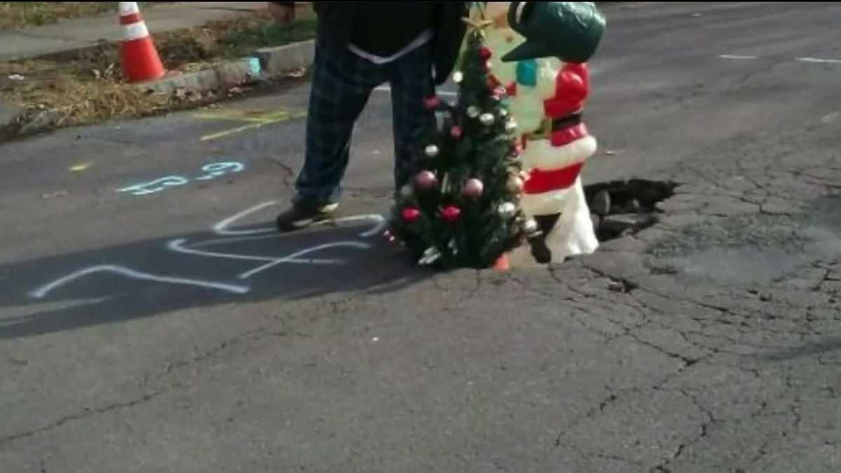 Neighborhood fixes gigantic pothole by placing Christmas tree in spot