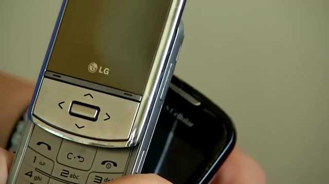 Gen-Zers are shunning smart phones for so-called "dumb phones" - Vimarsana News
