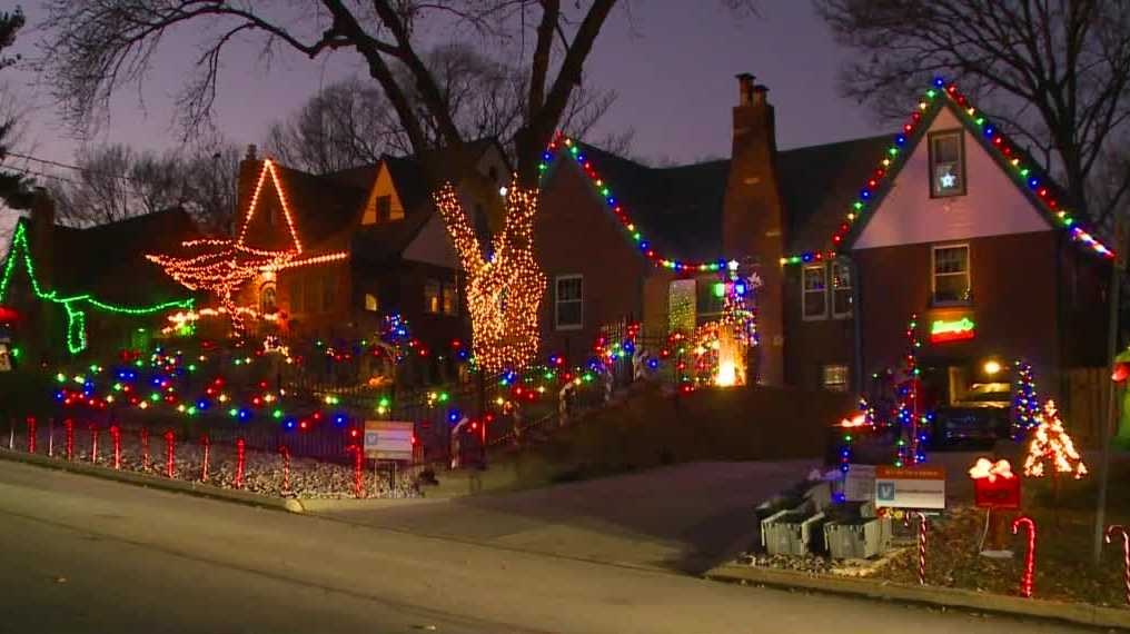 Des Moines couple uses holiday light display to also run food drive