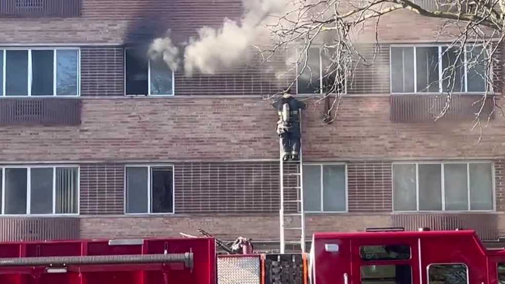 Residents seek shelter after Milwaukee apartment fire