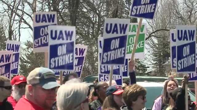 Striking Wisconsin tractor workers hold rally for new contract - Vimarsana News