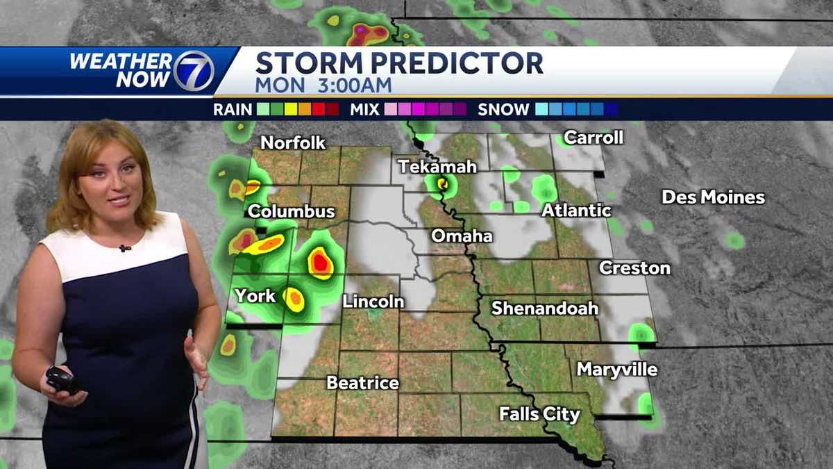 Heating up, few storm chances Monday morning