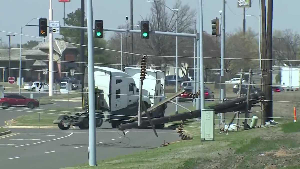 Downed power lines shut down I-35 in Norman