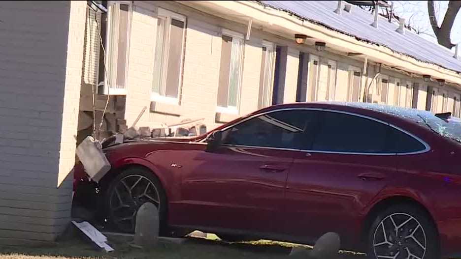 Alabama shooting victim crashes car into vacant apartment building