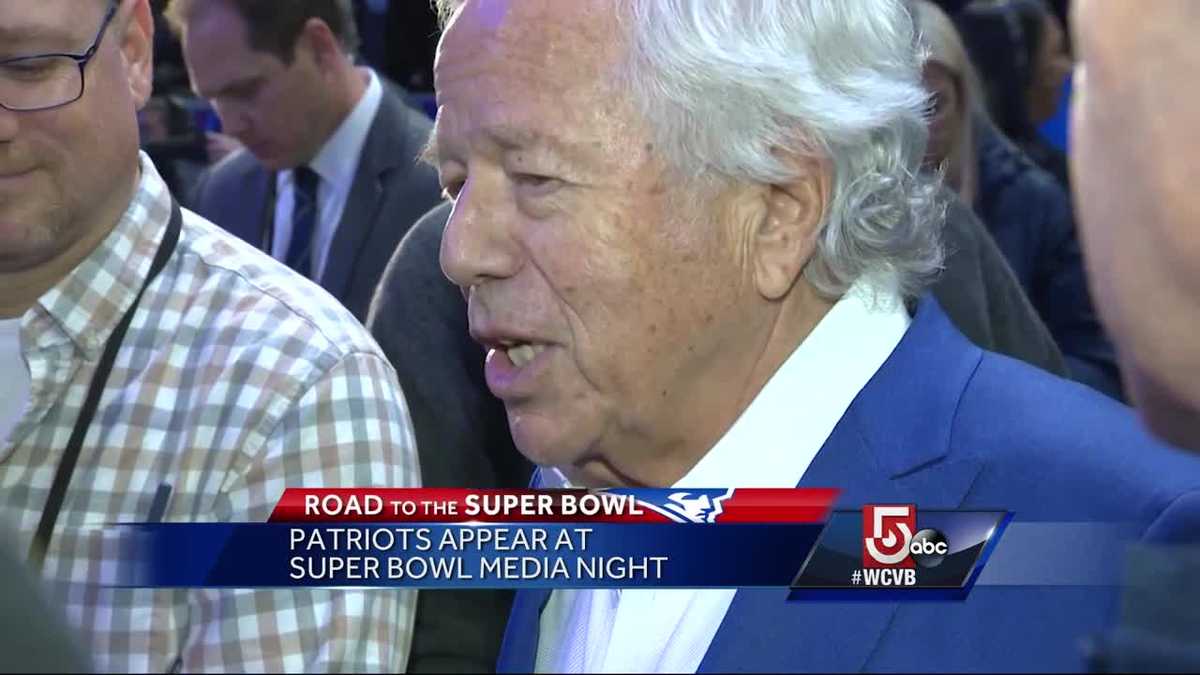 Robert Kraft speaks with Ed Harding at Super Bowl media night