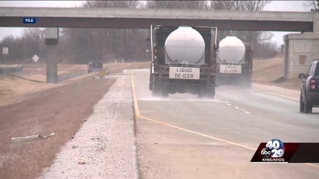 Northwest Arkansas road crews ready for winter weather as the evening begins - Vimarsana News