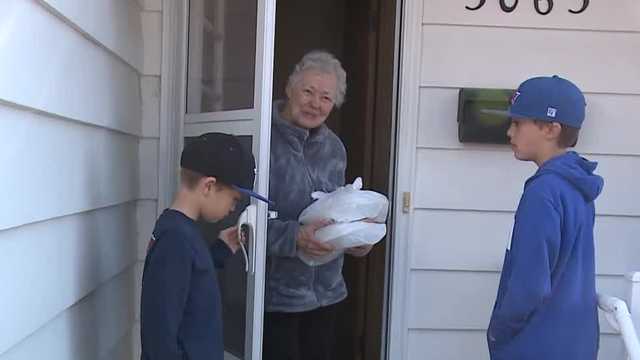 Volunteers deliver Thanksgiving meals to the elderly - Vimarsana News
