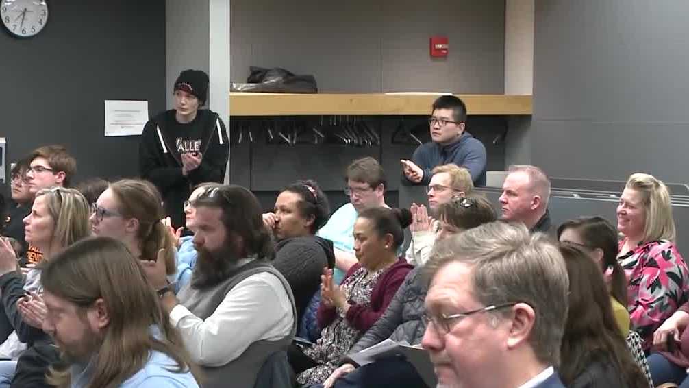 West Des Moines weighs cutting teaching jobs to save money