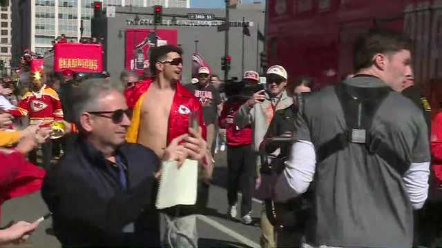 Patrick and Brittany Mahomes celebrate with fans - Vimarsana News