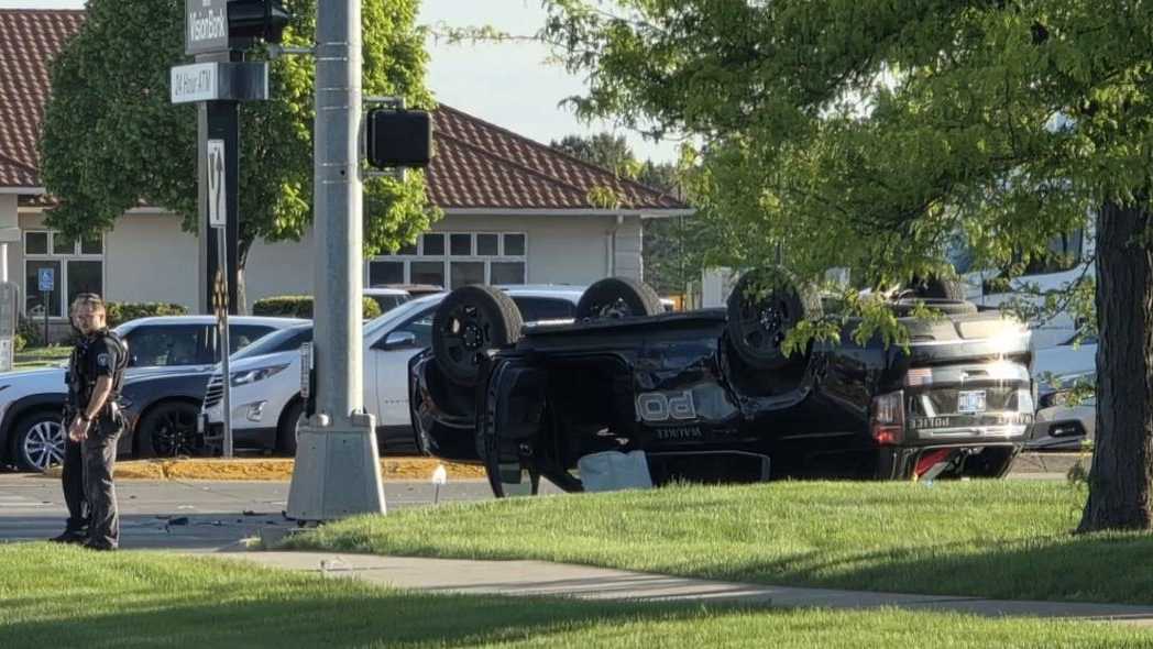 Waukee police cruiser overturns while responding to burglary report