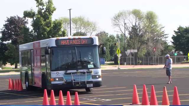 Drivers compete in bus rodeo in eastern Iowa - Vimarsana News