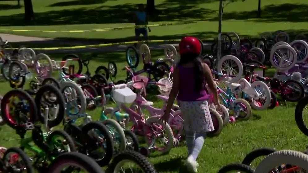 Milwaukee families gather at Kosciuszko Park for free bikes