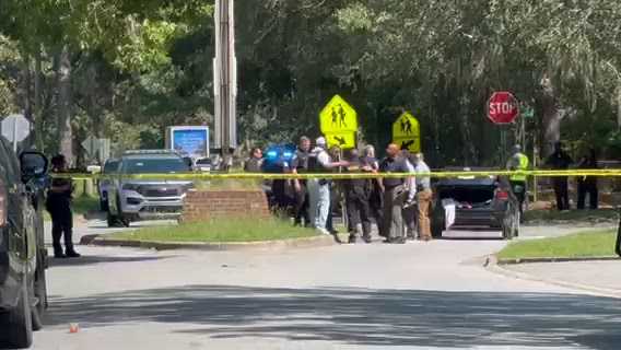 Savannah Police swarm Largo Drive near Windsor Forest High School and Publix