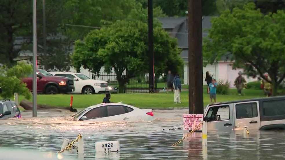 Omaha drivers trapped inside cars during flash flood - Vimarsana News