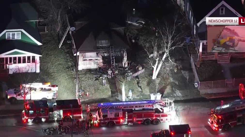 Multiple people hurt in Milwaukee house fire